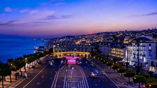 海滨城市街道夜景的美丽景象