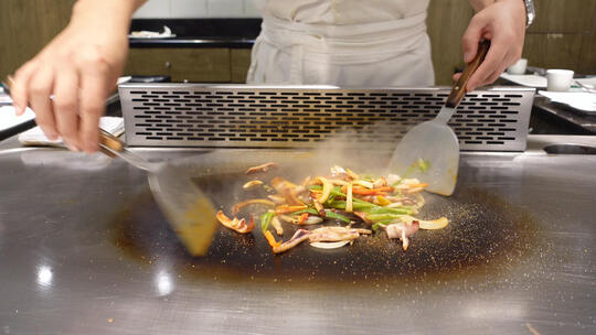 城市商业餐厅现场铁板烹饪美食制作过程