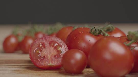 在一堆番茄中取出半个番茄的特写视频素材模板下载