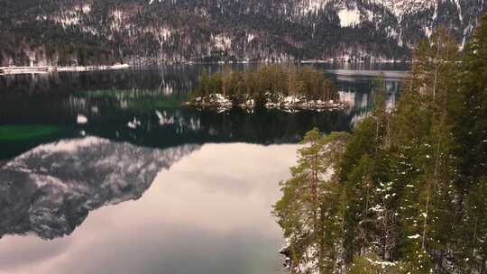 雪山森林环抱的静谧湖泊