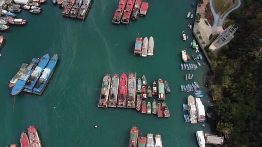 航拍海港停泊的渔船视频素材模板下载