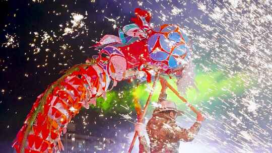 中国风非遗民俗表演舞龙嘘花四溅热闹氛围