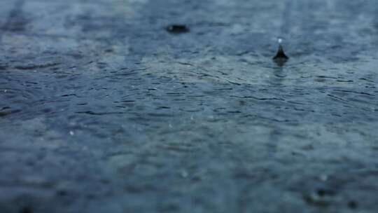 下雨暴雨雨滴雨水