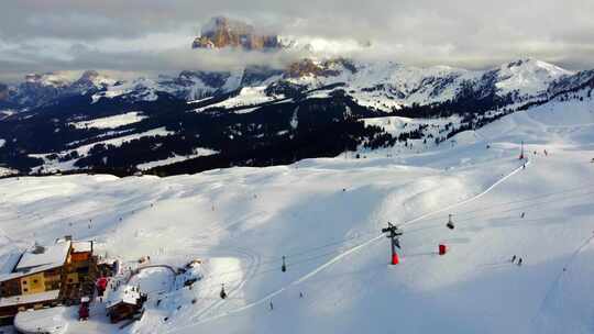 冬天，在阿尔卑迪苏西的滑雪坡上，用缓慢的平移飞行，揭示了萨索伦视频素材模板下载