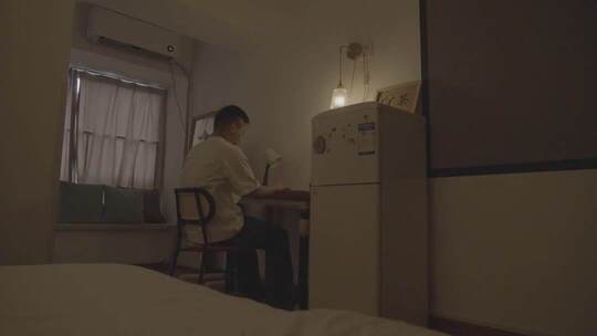 居家办公 节约用电 拔充电器 关灯