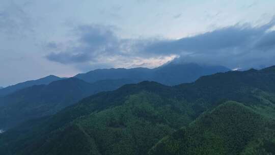 雨后的安徽黄山市黄山区汤口镇旅游景区小镇