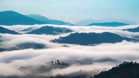 山川间流动的云彩