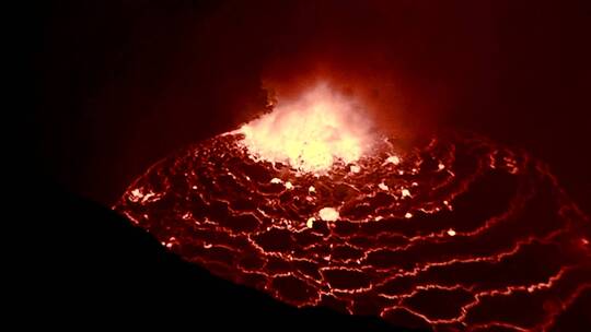 尼拉贡戈火山喷发