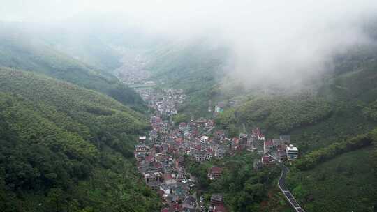 云雾中的山村航拍