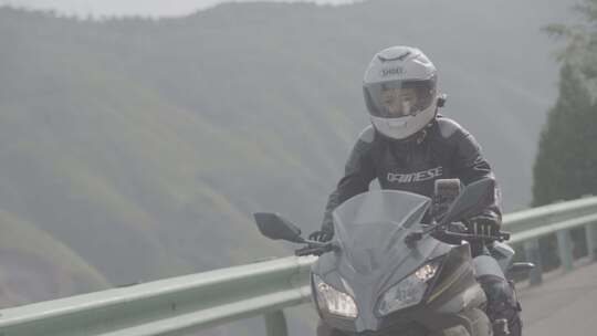 女骑士在山路里骑行摩托11视频素材模板下载