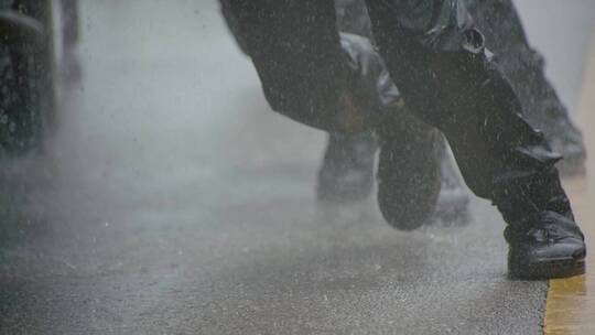 人民警察抗洪抢险雨中救援视频素材模板下载