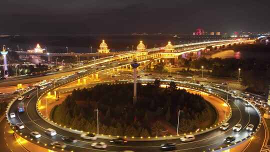 航拍黑龙江哈尔滨松花江公路大桥车流夜景