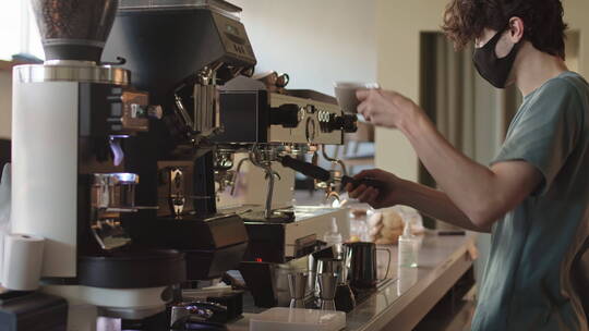 男子使用咖啡机制作咖啡