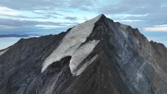 航拍四川岷山山脉雪宝顶雪山云海风光