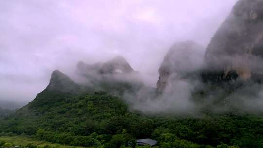 桂林阳朔月亮山雨后风光