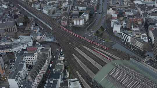 在城市空中旅行的火车