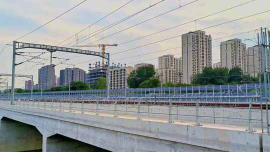 傍晚夕阳下桥上的高铁轨道 4K空镜