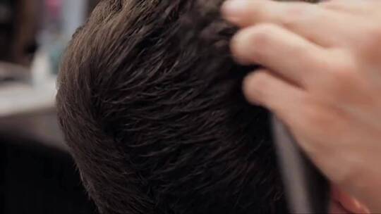 理发师干燥客户的头发并创建一个发型