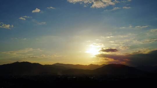 傍晚天空夕阳山日落延时黄昏山峰山脉阳光云