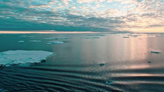 冰山下海平面的航拍