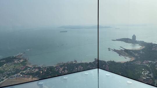 青岛云上海天，81层俯瞰城市海岸线视频素材模板下载
