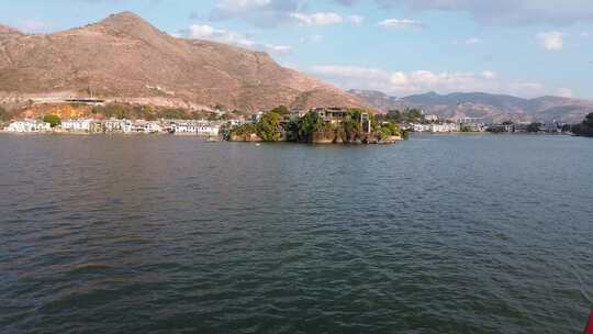 山水间湖畔建筑风景