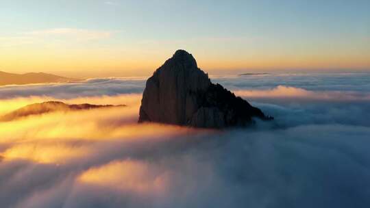 云海之上壮观的高山日出云海景象