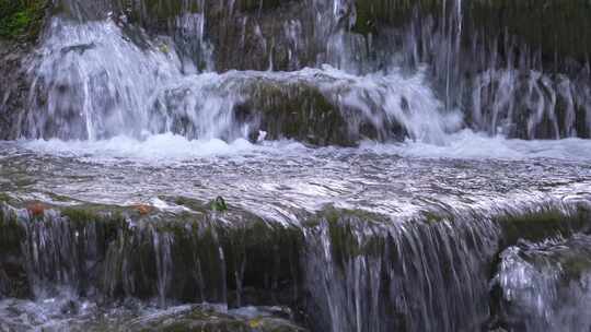 山涧溪流水流