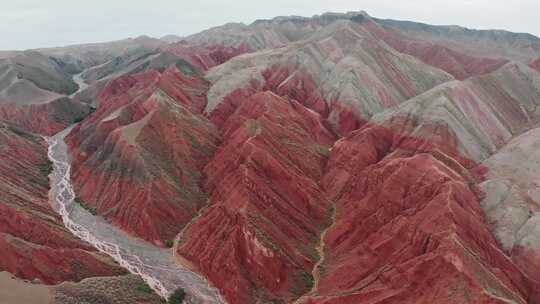 丹霞地貌中的河流