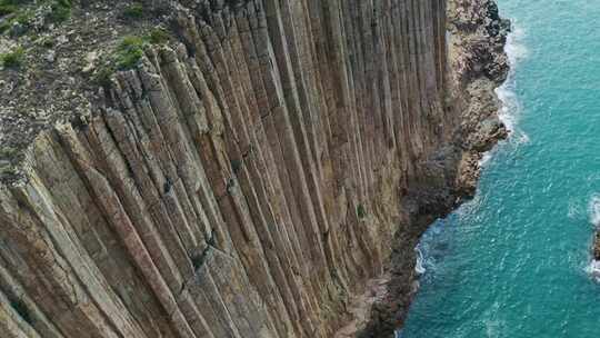 航拍海边悬崖峭壁的海岛