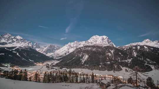 意大利北部Sudtirol Sexten附近山谷的夜间延时。
这是月亮照亮了s