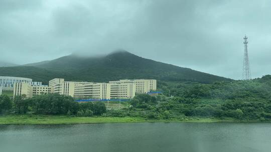 雨中山水景观，仿佛来到了千与千寻的世界