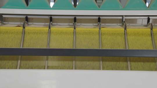 粮食加工生产线作业画面小米生产