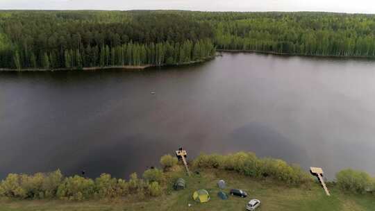 鸟瞰森林环绕的湖泊，两个渔民在船上钓鱼11