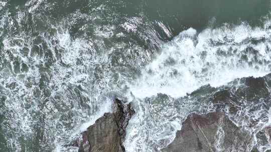 海浪俯拍海水拍打礁石特写浪花岩石潮水波浪