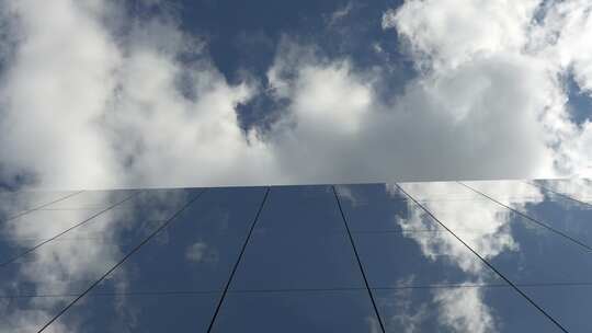 大楼玻璃上的蓝天白云倒影