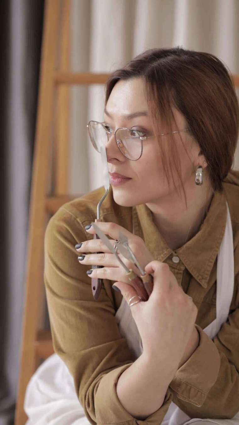 一个拿着调色板刀的女人