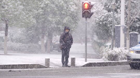 下雪天在路口等待的男人