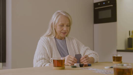 老年妇女在家玩扑克