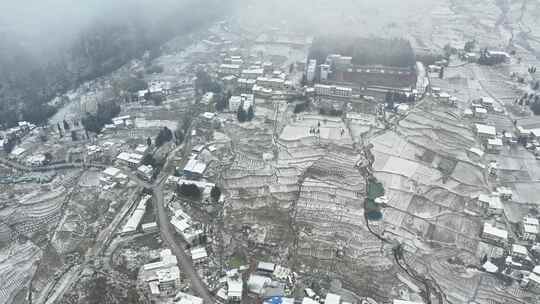 大自然寒潮冬天下雪的村庄田野航拍风景