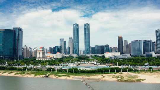 南昌双子塔蓝天白云