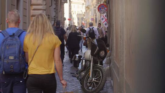 一对夫妇走在罗马街上