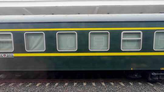 火车窗外的绿皮火车老式火车