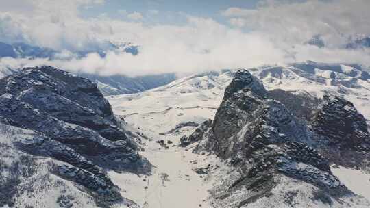 航拍新疆天山雪景