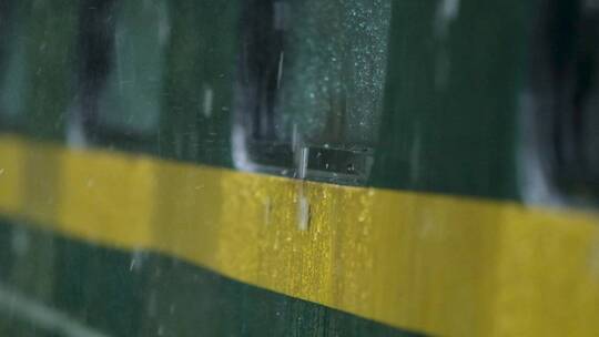 绿皮火车春天春雨下雨滴升格空镜合集