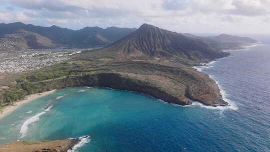 夏威夷岛科科火山口哈瑙马湾自然保护区鸟瞰视频素材模板下载