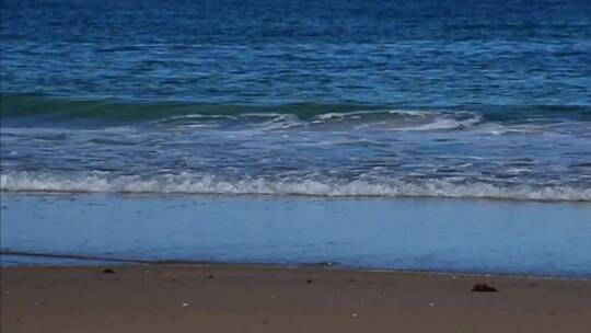 海滩上的海浪翻滚