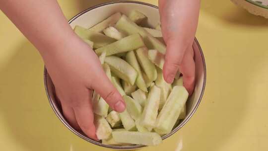 茄子长茄子去皮切条腌制制作鱼香茄子做饭