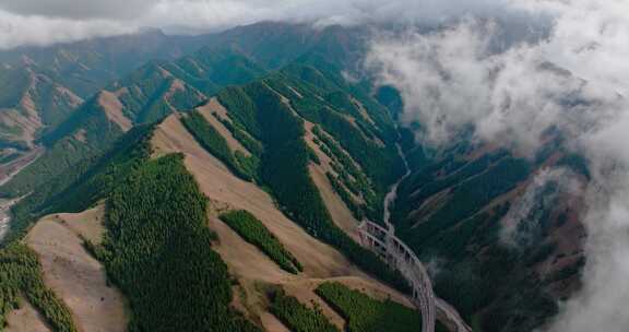 山谷中的高速公路