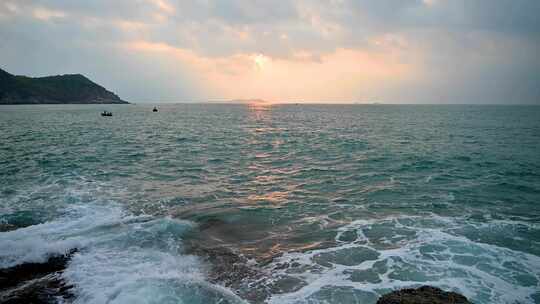 海南早晨海岛日出大海海浪拍打礁石